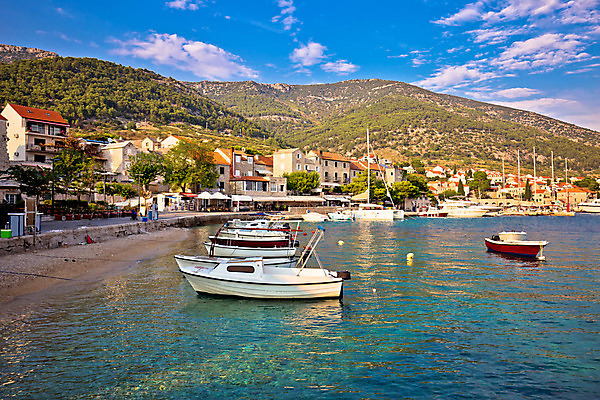 포토 JPG 해외이미지 나무 전통 유럽 바다 섬 건축양식 하늘 주택 풍경 사람없음 초록색 여름 파란색 마을 항구 놀람 바위 도시 만 보트 역사 어부 지중해 언덕 그림 타운 크로아티아 옛날 채널 해외202004 해외포토 식물 직업 계절 건축 감정 나라 컬러 배_교통 교통시설 표정 건물 돌_바위 파일형식 이미지허브