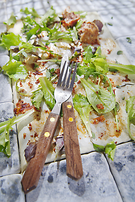 포토 JPG 해외이미지 음식 백그라운드 포크 채소 탁자 육류 사람없음 주방 식당 식사 샐러드 소고기 칼 향수 해외202004 해외포토 식기 가구 식재료 상점 화장품 파일형식 이미지허브