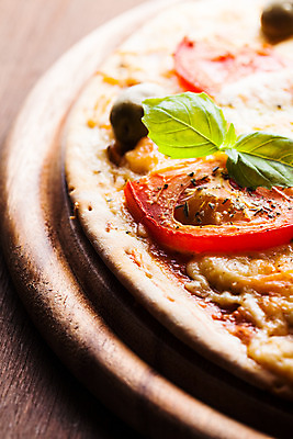 포토 JPG 해외이미지 전통 접시 백그라운드 잎 다이어트 토마토 채소 부분 치즈 피자 패스트푸드 요리 사람없음 빨간색 초록색 노란색 식사 저녁식사 이탈리아 지성 껍질 시골 신선 원형 클래식 아침식사 작음 지중해 먹기 반죽 바질 마르게리타피자 모짜렐라치즈 채식주의자 페스츄리 해외202004 해외포토 도형 식물 식기 유럽 빵 바다 컬러 컨셉 모션 유제품 서양음식 건강 인스턴트 크기 채식 파일형식 이미지허브