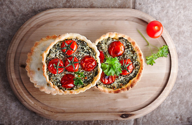 포토 JPG 해외이미지 스튜디오촬영 식기 접시 음식 채소 부분 치즈 실내 사람없음 컬러풀 견과류 뜨거움 그룹 인스턴트 작음 굽기 먹기 시금치 흙더미 점심식사 채식주의자 크림치즈 타르트 페스츄리 핸드메이드 해외202004 해외포토 빵 컬러 모션 유제품 내부 식사 흙 크기 구이 채식 파이_빵 파일형식 더미 이미지허브