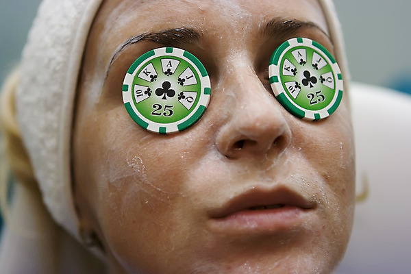 포토 JPG 해외이미지 여자 2 탁자 휴식 건강 3 한명 쌓기 스파 10 9 4 8 왕 6 사인 5 포커 잭 여왕 7 돌봄 에이스 접기 해외202004 해외포토 1 가구 컨셉 모션 사람 숫자 게임 트럼프 파일형식 이미지허브