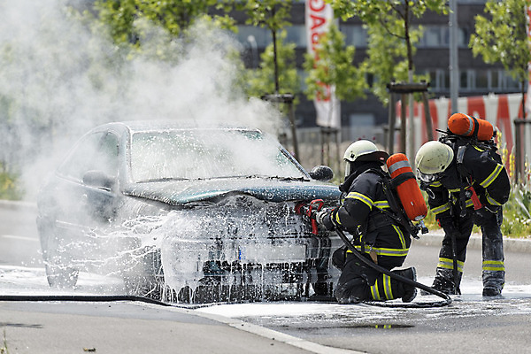 포토 JPG 해외이미지 주간 전신 자동차 성인 야외 두명 옆모습 연기 소방관 소방 화재진압 성인만 해외202004 해외포토 자연요소 육상교통 뷰포인트 사람 구조원 화재 진압 파일형식 이미지허브