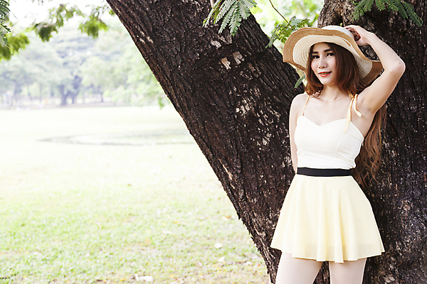 포토 JPG 해외이미지 나무 백인 모델 라이프스타일 응시 드레스 공원 여자 행복 여행 컨셉 잎 자연 휴가 건강 한명 미소 사람 동양인 성인 야외 초록색 여름 여행객 정원 봄 기쁨 시골 신선 내추럴 해외202004 해외포토 서양인 식물 1 시선 옷 계절 공공시설 감정 컬러 표정 인종 생활 생태계 파일형식 이미지허브