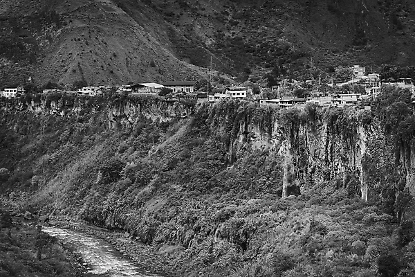 포토 JPG 해외이미지 나무 식물 자연 주택 흑백 협상 풍경 사람없음 건물 가로 강 골짜기 검은색 폭포 흐름 가을 흰색 시골 개울 씻기 강가 에콰도르 타운 울퉁불퉁 해외202004 해외포토 건축물 계절 컬러 컨셉 비즈니스 촬영기법 청결 도시 남아메리카 생태계 파일형식 이미지허브