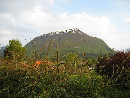 포토 JPG 해외이미지 나무 식물 꽃 자연 하늘 산 노르웨이 사람없음 빨간색 초록색 태양 봄 회색 흰색 해외202004 해외포토 자연요소 계절 유럽 컬러 생태계 파일형식 이미지허브