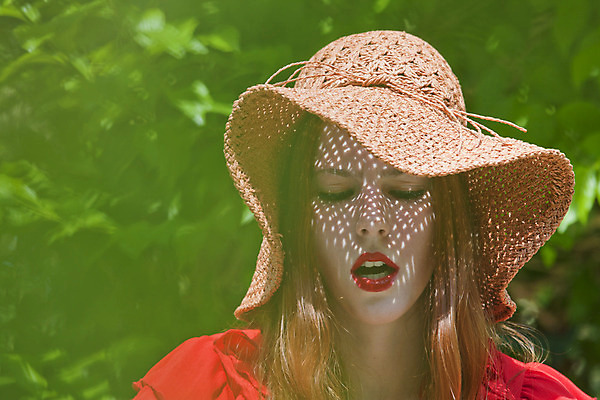 포토 JPG 해외이미지 한명 야외 유행 정원 꿈 화려 몽환 스타일 세련 해외202004 해외포토 1 컨셉 사람 파일형식 이미지허브