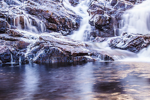 포토 JPG 해외이미지 겨울 자연 날씨 풍경 사람없음 야외 물 빛 강 햇빛 반사 얼음 폭포 흐름 추위 바위 흰색 신선 뜨거움 개울 통나무 암초 느림 해외202004 해외포토 자연요소 나무 계절 컬러 컨셉 태양 돌_바위 생태계 파일형식 이미지허브