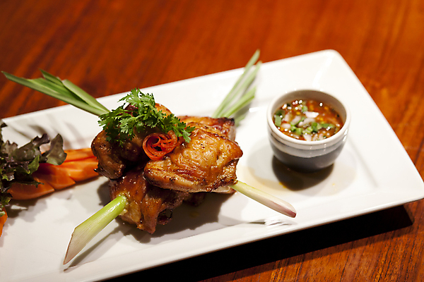 포토 JPG 해외이미지 접시 음식 조각 잎 날개 다이어트 태국 탁자 육류 요리 사람없음 목재 노란색 식당 검은색 식사 저녁식사 치킨 샐러드 튀김 껍질 신선 뜨거움 맛 그릴 바비큐 가슴 굽기 먹기 피부 향신료 매움 후추 점심식사 해로움 해외202004 해외포토 나무 식물 식기 아시아 컬러 가구 컨셉 식재료 재료 모션 주방용품 건강 신체부위 상점 구이 닭고기요리 향미료 파일형식 이미지허브