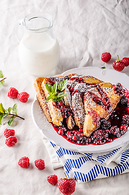 포토 JPG 해외이미지 접시 실내 사람없음 우유 식탁보 우유병 민트 흰배경 산딸기 과일잼 슈가파우더 해외202004 프렌치토스트 해외포토 식기 백그라운드 과일 병_용기 유제품 내부 흰색 잼 허브 토스트 파일형식 이미지허브