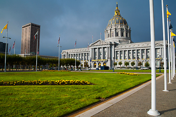 포토 JPG 해외이미지 북아메리카 건축양식 사람없음 야외 건물 가로 관광지 컬러풀 고층빌딩 미국 깃발 도시 캘리포니아 시청 명승지 샌프란시스코 정부 해외202004 해외포토 건축물 건축 컬러 여행 아메리카 풍경 빌딩 관공서 파일형식 이미지허브