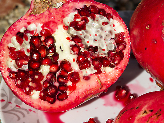 포토 JPG 해외이미지 음식 조각 과일 탁자 건강 씨앗 사람없음 목재 빨간색 신선 오픈 달콤 맛 낟알 자르기 슬라이스 석류 내추럴 숙성 해외202004 해외포토 나무 식물 컬러 가구 컨셉 재료 모션 파일형식 이미지허브