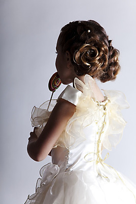 포토 JPG 해외이미지 백인 헤어스타일 손 응시 드레스 여자 딸 행복 얼굴 어린이 포즈 손가락 건강 사탕 한명 사람 머리 기쁨 육아 표현 달콤 만족 긍정 결백 천진난만 해외202004 해외포토 서양인 1 시선 옷 감정 컨셉 가족 디저트 신체부위 맛 파일형식 이미지허브