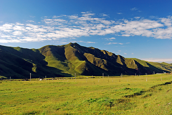 포토 JPG 해외이미지 구름 백그라운드 자연 하늘 산 풍경 사람없음 파란색 목장 황무지 해외202004 해외포토 자연요소 컬러 생태계 파일형식 이미지허브
