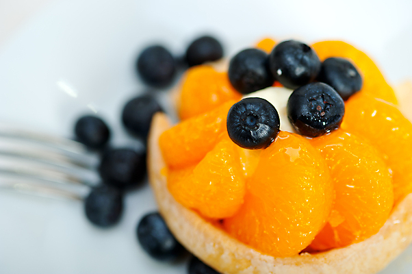 포토 JPG 해외이미지 디저트 귤 실내 근접촬영 사람없음 아웃포커스 블루베리 과일타르트 타르트 해외202004 해외포토 음식 빵 뷰포인트 과일 촬영기법 내부 파이_빵 파일형식 이미지허브