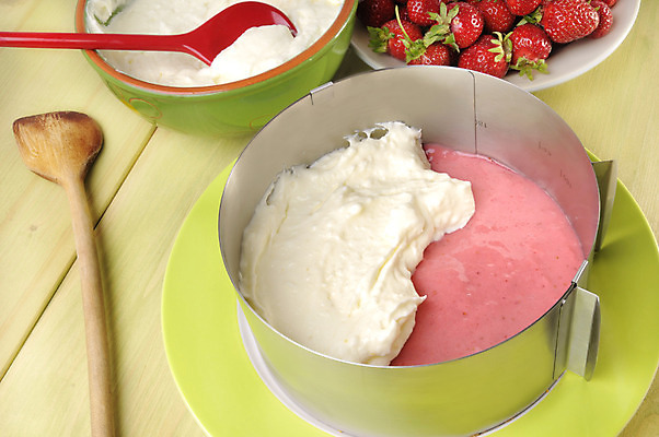 포토 JPG 해외이미지 음식 딸기 디저트 요리 사람없음 케이크 주방 신선 달콤 굽기 크림 요거트 요구르트 해외202004 해외포토 과일 유제품 맛 구이 파일형식 이미지허브