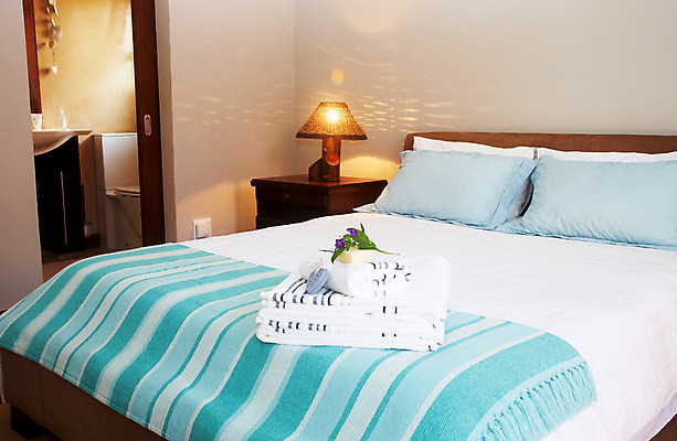 포토 JPG 해외이미지 꽃 벽 가구 쿠션 베개 침구 탁자 주택 사람없음 내부 장식 파란색 빛 수건 컬러풀 갈색 줄무늬 침실 방 욕실 흰색 하트 침대 램프 잠 던지기 오두막 찬장 받침대 싱크대 비누 더블 변기통 터키석 스타일 카피스페이스 해외202004 해외포토 모양 식물 컬러 생활용품 무늬 모션 조명 건물 위생용품 공백 보석 개수대 파일형식 이미지허브