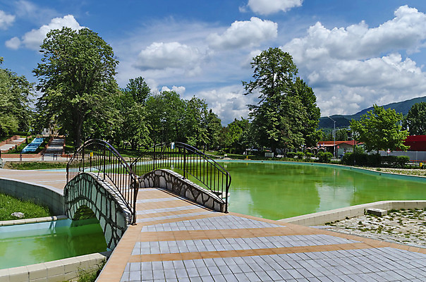 포토 JPG 해외이미지 나무 식물 호수 조각 건축양식 부분 하늘 산 미술 사람없음 물 여름 숫자 정원 폭포 흐름 바위 연못 타운 일반 천연기념물 불가리아 해외202004 해외포토 자연요소 문자 계절 건축 컨셉 자연 문화예술 돌_바위 도시 파일형식 남유럽 이미지허브