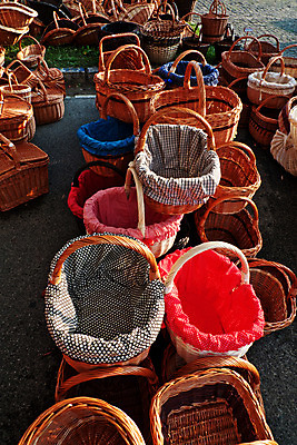 포토 JPG 해외이미지 디자인 사람없음 목재 장식 세일 바구니 주름 시장 타운 해외202004 해외포토 나무 재료 도시 파일형식 이미지허브