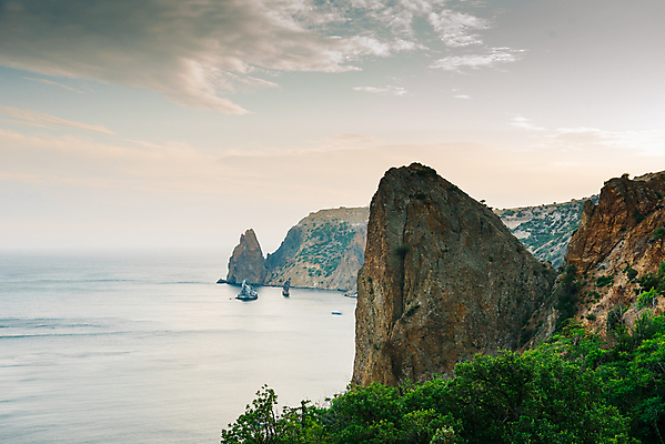 포토 JPG 해외이미지 기독교 종교 물결 파도 바다 여행 십자가 자연 하늘 산 풍경 경사 사람없음 물 여름 파란색 검은색 바위 성자 망토 암초 우크라이나 회랑 해외202004 해외포토 자연요소 건축물 계절 유럽 컬러 돌_바위 복도 생태계 파일형식 이미지허브