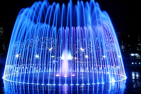 포토 JPG 해외이미지 공원 전등 조명 미술 사람없음 물 컬러풀 정원 폭포 젖음 물방울 액체 떨어짐 야간 분수 정사각형 쇼 일반 해외202004 해외포토 자연요소 도형 공공시설 컬러 컨셉 자연 문화예술 파일형식 이미지허브