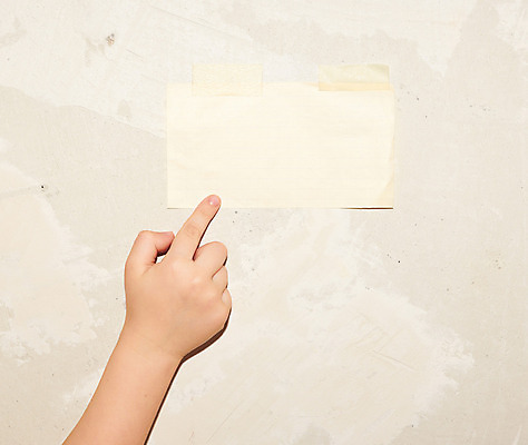 포토 JPG 해외이미지 종이 어린이 벽 표면 아파트 주택 사람없음 공책 회색 가리킴 얼룩 수리 질감 쇼 시멘트 점토 시트 내추럴 구식 마무리 업그레이드 콘크리트 해외202004 해외포토 컬러 문구용품 사람 손짓 건물 파일형식 이미지허브