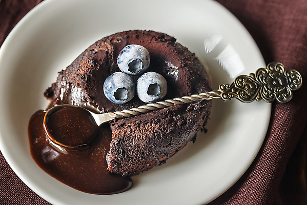 포토 JPG 해외이미지 접시 디저트 실내 사람없음 초콜릿 숟가락 달콤 블루베리 해외202004 퐁당오쇼콜라 해외포토 식기 음식 과일 수저 내부 맛 파일형식 이미지허브