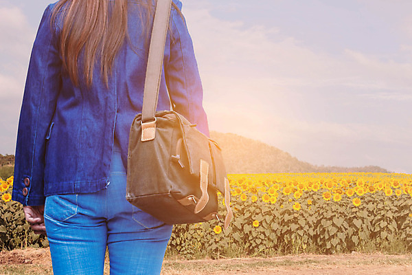 포토 JPG 해외이미지 백인 라이프스타일 여자 꽃 행복 무기 여행 가방 배낭 자연 하늘 해바라기 산 건강 서기 사람 풍경 성인 사람없음 야외 여름 농경지 유행 여행객 하이킹 자유 청바지 정상 오르기 백패커 절정 필터 스타일 효과 해외202004 해외포토 서양인 식물 잡화 계절 감정 컨셉 바지 모션 레저 생활 농장 생태계 파일형식 이미지허브