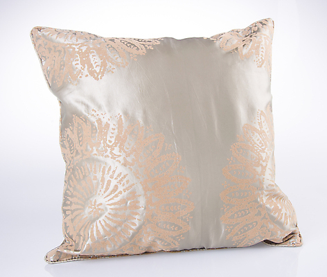 포토 JPG 해외이미지 디자인 가구 쿠션 가정 베개 침구 호텔 새로움 주택 사람없음 장식 빛 컬러풀 줄무늬 침실 흰색 침대 직물 잠 면 우아함 깃털 부드러움 시트 솜털 고립 넘어짐 안락 해외202004 해외포토 컬러 생활용품 컨셉 무늬 모션 숙소 건물 감각 파일형식 이미지허브