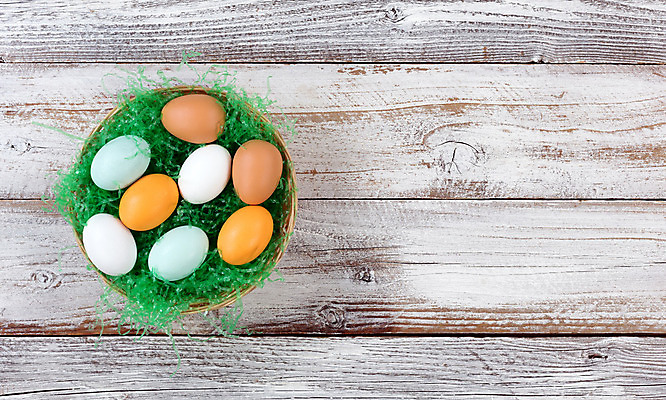 포토 JPG 해외이미지 전통 계절 분홍색 백그라운드 휴가 부활절 기념 사람없음 목재 장식 초록색 컬러풀 바구니 계란 축제 봄 흰색 시골 머리위 인공 진짜 카피스페이스 해외202004 해외포토 나무 기념일 컬러 재료 알 공백 파일형식 이미지허브