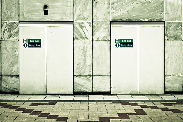 포토 JPG 해외이미지 벽 백그라운드 2 불 출입구 영국 건강 안전 사람없음 건물 문 우주 긴급 도시 쌍 사인 예방 법 대리석 규칙 콘크리트 살균 필요 해외202004 해외포토 자연요소 건축물 유럽 컨셉 재료 파일형식 이미지허브