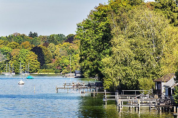 포토 JPG 해외이미지 유럽 문화 호수 스포츠 여행 요트 자연 하늘 주택 독일 풍경 사람없음 야외 물 파란색 반사 평화 환경 가을 보트 강가 뱃놀이 잔물결 바이에른 해외202004 해외포토 자연요소 계절 나라 물결 컬러 컨셉 배_교통 건물 강 전통놀이 생태계 파일형식 이미지허브