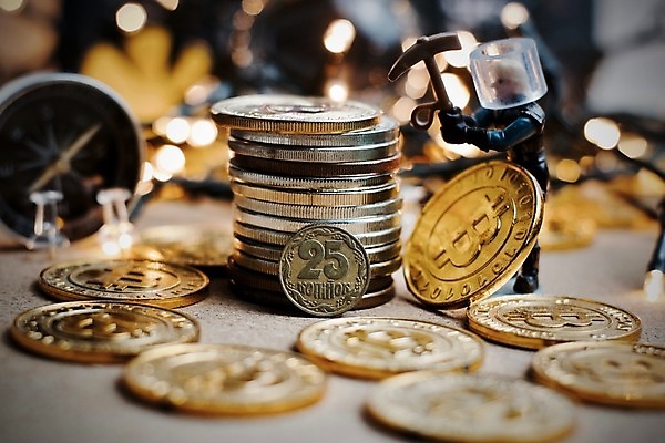 포토 JPG 해외이미지 크리스마스 돈 인터넷 비즈니스 휴가 전등 안전 사람없음 금융 동전 저축 발굴 무역 보안 결제 가치 광부 고립 우크라이나 해외202004 해외포토 직업 기념일 유럽 산업 조명 경제 재산 파일형식 이미지허브