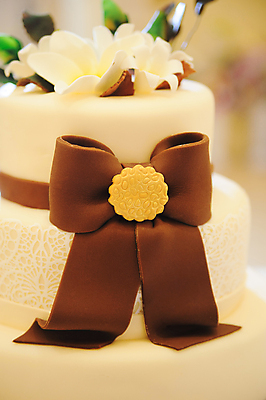 포토 JPG 해외이미지 꽃 결혼 자연 탁자 사람없음 장식 장미 케이크 흰색 화려 설정 해외202004 해외포토 식물 컬러 가구 컨셉 디저트 이벤트 생태계 파일형식 이미지허브