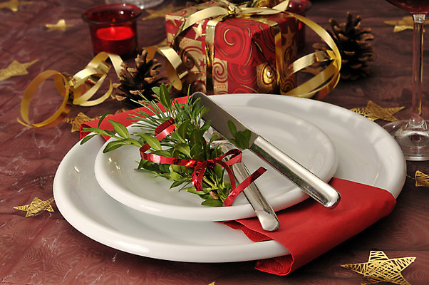 포토 JPG 해외이미지 식기 접시 포크 크리스마스 탁자 휴가 기념 선물 요리 사람없음 빨간색 저녁식사 황금 칼 먹기 해외202004 해외포토 기념일 컬러 가구 모션 식사 파일형식 이미지허브