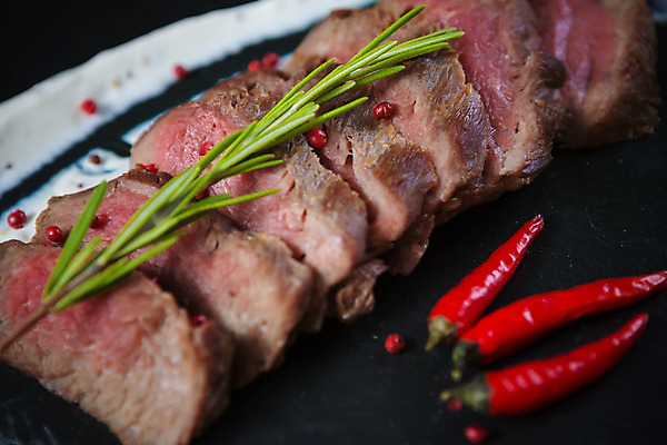 포토 JPG 해외이미지 접시 음식 조각 백그라운드 채소 부분 양파 건강 마늘 육류 스테이크 요리 사람없음 목재 빨간색 식사 저녁식사 당근 소고기 칼 그릴 바비큐 자르기 굽기 먹기 향신료 슬라이스 소금 후추 무침 로즈메리 점심식사 단백질 등심 숙성 해외202004 해외포토 나무 식기 컬러 식재료 재료 모션 주방용품 뿌리채소 서양음식 구이 허브 영양소 향미료 파일형식 이미지허브