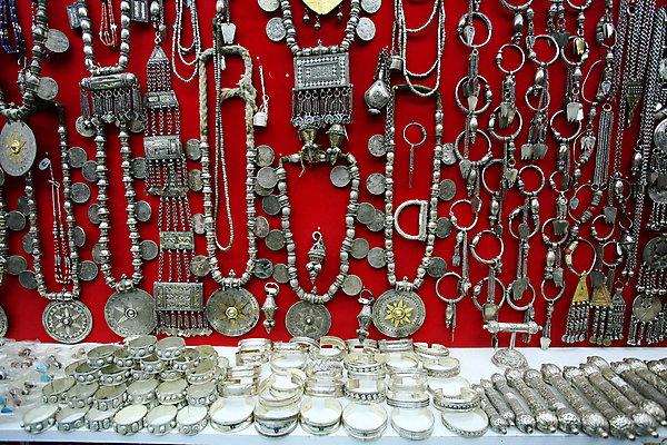 포토 JPG 해외이미지 목걸이 장신구 팔찌 사람없음 장식 반지 은색 아랍어 해외202004 해외포토 컬러 파일형식 이미지허브