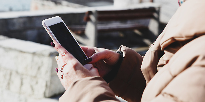 포토 JPG 해외이미지 학생 라이프스타일 손 응시 여자 행복 바다 여행 백그라운드 인터넷 통신 자연 하늘 모바일 무선통신 휴가 휴식 세포 사람 사람없음 야외 가로 스마트폰 핸드폰 컬러풀 스크린 터치 타이핑 잡기 연결 스마트 미녀 터치스크린 해외202004 해외포토 시선 감정 컬러 컨셉 모션 생활 신체부위 전자제품 스마트기기 미인 생태계 파일형식 이미지허브