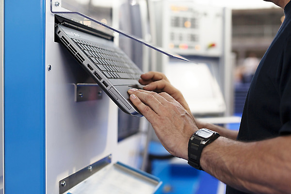 포토 JPG 해외이미지 식물 직업 손 산업 비즈니스 공장 노동자 기술 사람없음 컴퓨터 금속 자료 기계 장비 업무 작업 작업실 기술자 엔지니어 전문직 제조 자르기 감시 정비공 공학 운영자 자동 제어 키패드 프로그래밍 해외202004 해외포토 교육 공업 모션 재질 신체부위 전자제품 개발 파일형식 이미지허브