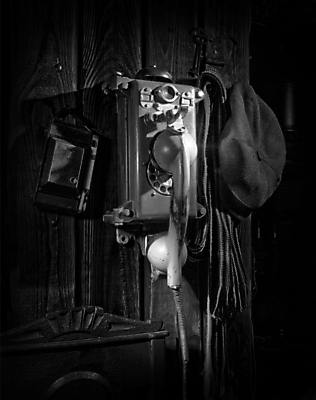 포토 JPG 해외이미지 사람없음 스마트폰 카메라 검은색 목도리 수확 골동품 흰색 오브젝트 복고 옛날 캡모자 해외202004 해외포토 모자_잡화 잡화 컬러 농업 전자제품 핸드폰 스마트기기 파일형식 이미지허브