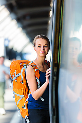 포토 JPG 해외이미지 백인 라이프스타일 여자 여행 교통시설 거리 항해 실내 한명 사람 여행객 걷기 기차 짐 도시 기다림 역 연결 도착 속도 출발 승객 단상 떠남 수하물 통근 해외202004 해외포토 서양인 1 육상교통 교통 컨셉 배_교통 모션 대중교통 내부 생활 시설 출근 파일형식 이미지허브