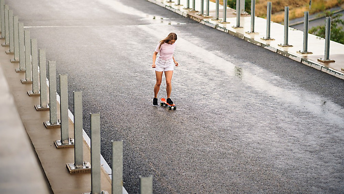 포토 JPG 해외이미지 백인 라이프스타일 여자 행복 도로 스포츠 오렌지 반바지 거리 안테나 한명 사람 경사 야외 금발 유행 스케이트 스케이팅 흰색 청바지 도시 스케이트보드 정상 승차 시원함 스케이터 스타일 해외202004 해외포토 서양인 1 헤어스타일 감정 길 스포츠용품 컬러 과일 바지 통신 교통시설 모션 겨울스포츠 운동선수 생활 보드_스포츠 파일형식 이미지허브