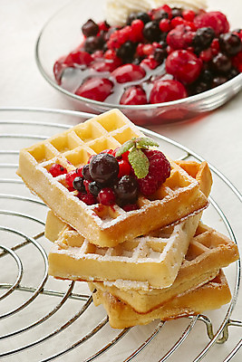 포토 JPG 해외이미지 열매 행복 음식 과일 디저트 사람없음 케이크 달콤 굽기 먹기 민트 크림 산딸기 와플 슈가파우더 해외202004 해외포토 식물 감정 모션 맛 구이 허브 파일형식 이미지허브