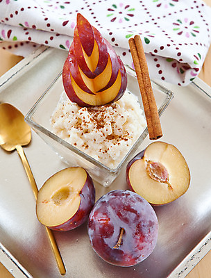 포토 JPG 해외이미지 접시 패턴 과일 유리 밥 디저트 쟁반 사람없음 세로 숟가락 보라색 우유 신선 사발 달콤 은색 설탕 크림 냅킨 슬라이스 푸딩 자두 시나몬 해외202004 해외포토 식기 음식 컬러 무늬 재질 유제품 수저 사기그릇 맛 파일형식 이미지허브