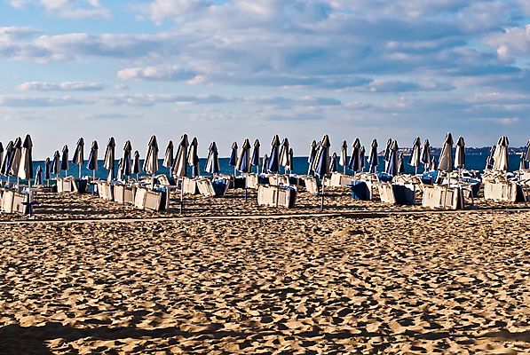 포토 JPG 해외이미지 구름 모래 바다 의자 휴가 휴식 사람 취미 사람없음 파란색 컬러풀 공백 악단 주름 안락의자 대여 야외의자 임대 수평선 해외202004 해외포토 자연요소 음악 컬러 가구 컨셉 경제 파일형식 이미지허브