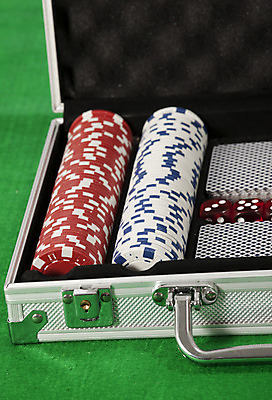 포토 JPG 해외이미지 무지개 서류가방 놀이 손잡이 정장 사람없음 초록색 파란색 컬러풀 금속 검은색 게임 흰색 10 신용카드 행운 도박 왕 갑판 오브젝트 카지노 주사위 클럽 잠금 딜러 포커 잭 여왕 넘어짐 라스베가스 에이스 직진 텍사스 해외202004 해외포토 자연요소 옷 컬러 컨셉 배_교통 가방 모션 재질 금융 숫자 미국 트럼프 보안 파일형식 이미지허브