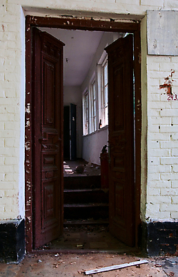 포토 JPG 해외이미지 벽 가구 창문 자연 주택 사람없음 야외 문 환경 힘 침묵 손상 방 오픈 환경오염 역 지저분함 엉킴 쓰레기 강의 사건 버리기 회의실 단계 원자력 깨짐 방사능 방사선 방치 생태학 옛날 우크라이나 재앙 해외202004 해외포토 교육 유럽 생활용품 컨셉 교통시설 모션 건물 소리 에너지 감각 생태계 파일형식 이미지허브