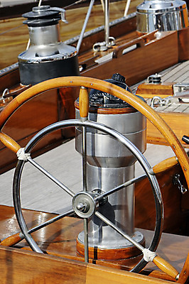 포토 JPG 해외이미지 바다 요트 항해 사람없음 목재 도구 보트 나침반 핸들 네비게이션 뱃놀이 해외202004 해외포토 나무 배_교통 재료 전통놀이 파일형식 이미지허브