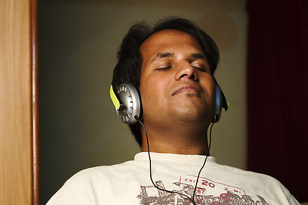 포토 JPG 해외이미지 1 라이프스타일 남자 행복 얼굴 음악 백그라운드 휴식 주택 실내 한명 미소 사람 동양인 청춘 평화 헤드폰 기쁨 듣기 자신감 시원함 인도인 스마트 내추럴 혼자 해외202004 해외포토 외국인 감정 음향기기 컨셉 모션 문화예술 표정 인종 내부 건물 생활 신체부위 파일형식 이미지허브