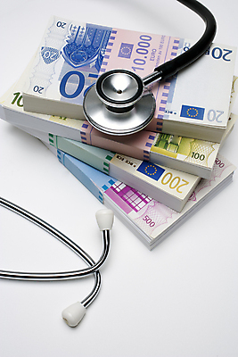 포토 JPG 해외이미지 스튜디오촬영 직업 남자 종이 지폐 돈 청진기 독일 병원 사람 사람없음 금융 약 건강관리 장비 저축 의사 유로 흰색 재산 질병 흰배경 작업도구 고립 스테인레스 수수료 해외202004 해외포토 유럽 컬러 백그라운드 의학 의료기기 실내 건강 관리 경제 의료진 도구 요금 파일형식 이미지허브