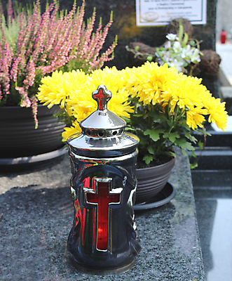 포토 JPG 해외이미지 식물 꽃 종교 십자가 자연 유리 사람없음 장식 초록색 빛 노란색 램프 죽음 성자 냄비 비석 묘사 기념물 폴란드 화강암 해외202004 해외포토 유럽 컬러 재질 조명 암석 솥 생태계 파일형식 이미지허브